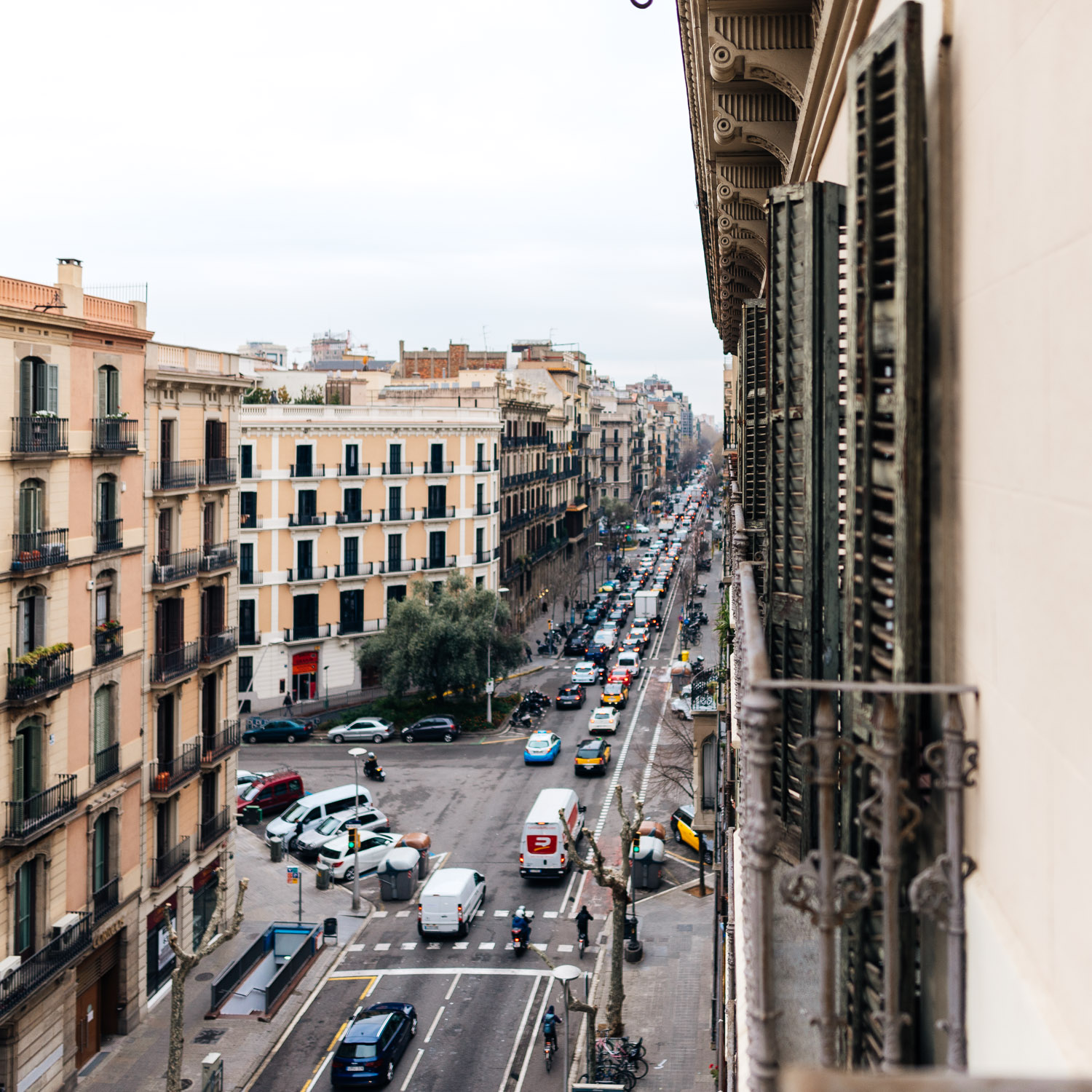 View on the street from Hotel Praktik Garden Barcelona